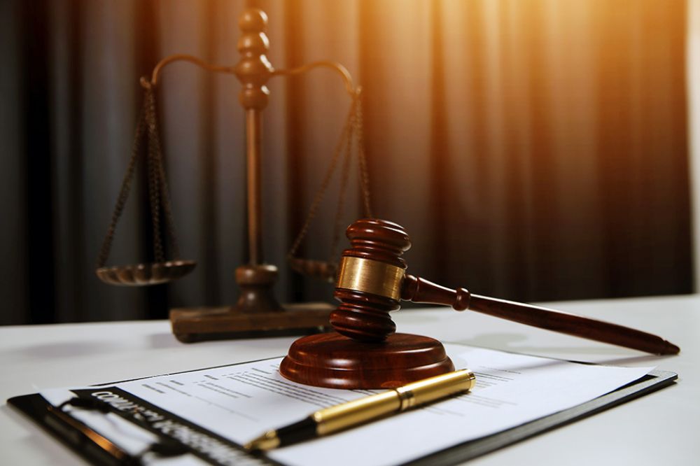 Foto: Richterhammer und Waage