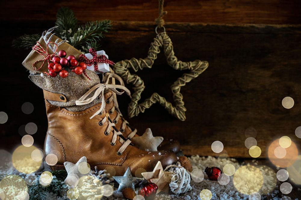 Foto: Rustikaler Hintergrund mit Stiefel und Geschenk