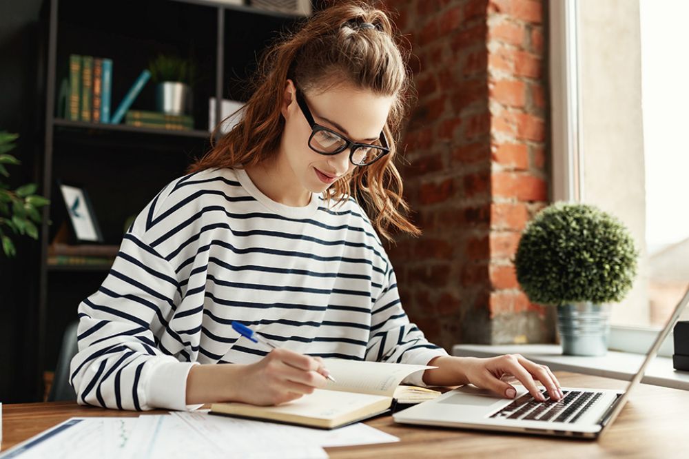 Foto: Studentin arbeitet am Laptop