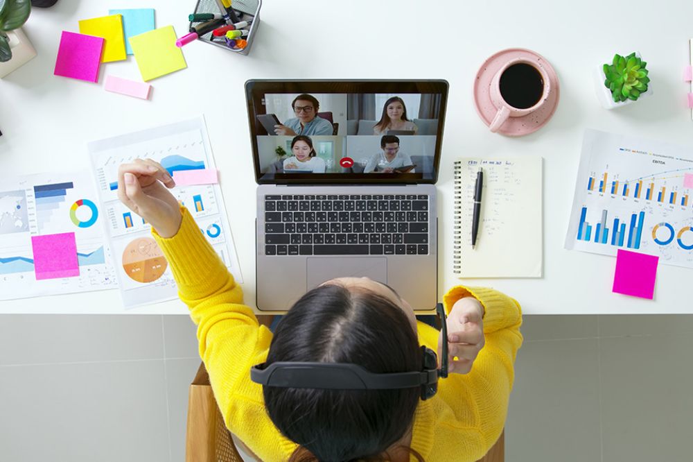 Foto: Frau bei Videokonferenz